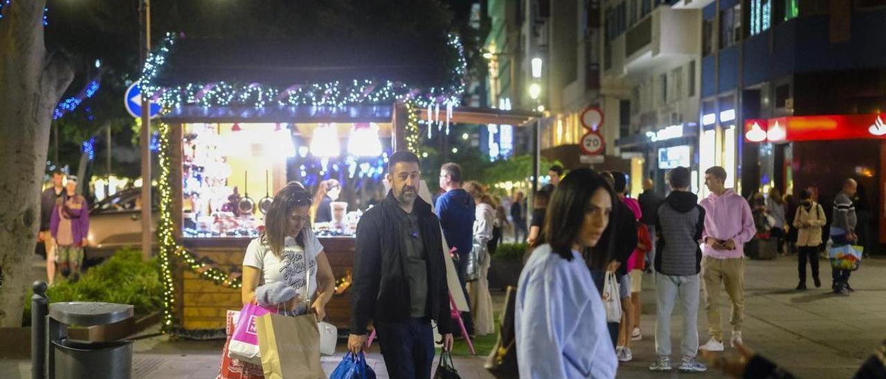 Una pareja pasea por Mesa y López cargando con varias bolsas de regalos.