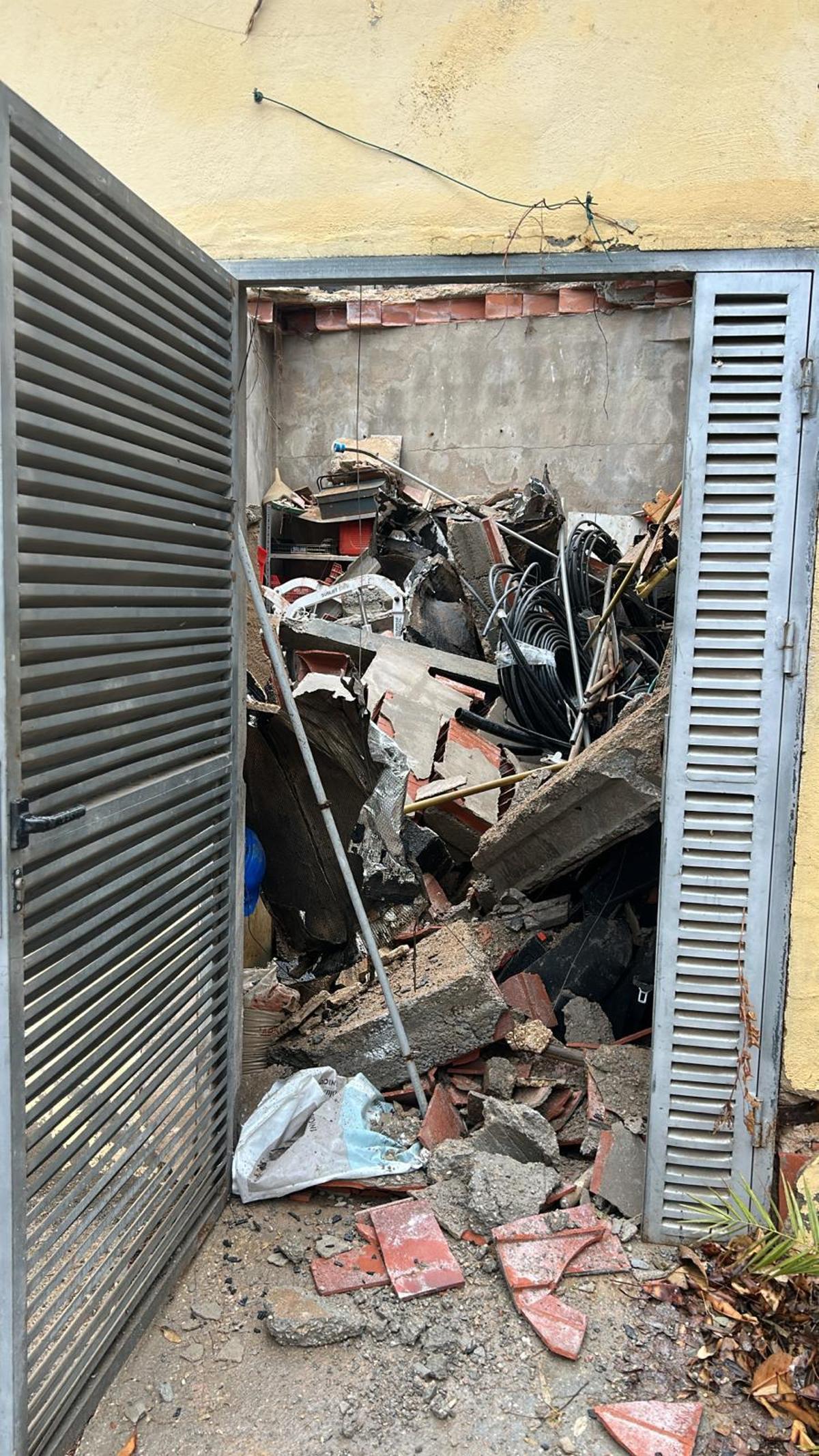 Estado en el que ha quedado la caseta tras derrumbarse el techo en las instalaciones del CAMP Santa Faz