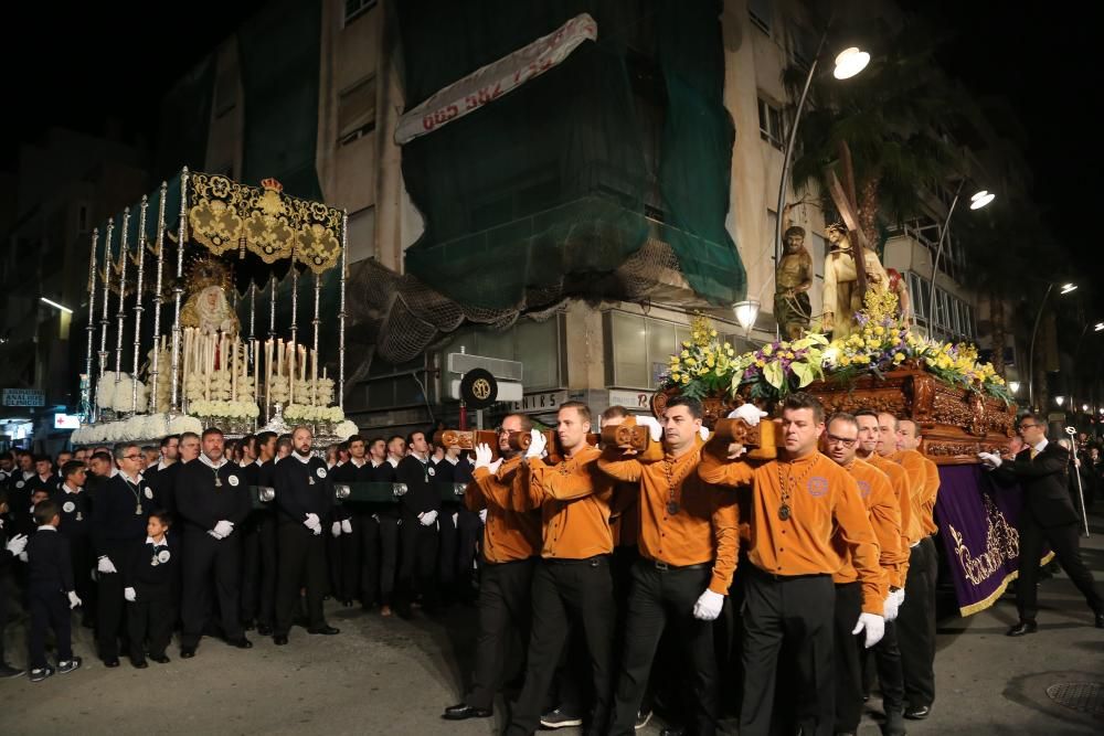 Miércoles Santo en Torrevieja. Encuentro en la Vía Dolorosa protagonizado por la imagen de Nuestra Señora de la Esperanza y de la Paz y Jesús en la Caída