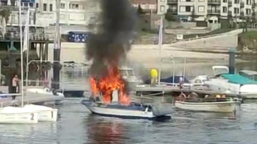 Barco en llamas en el puerto de Sanxenxo