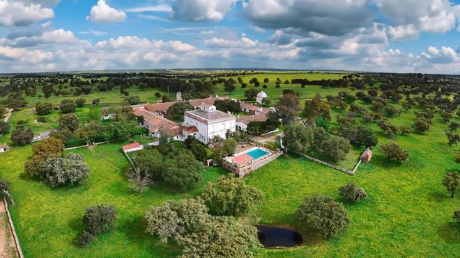 Así es la impresionante dehesa cacereña con un cortijo histórico del siglo XVIII