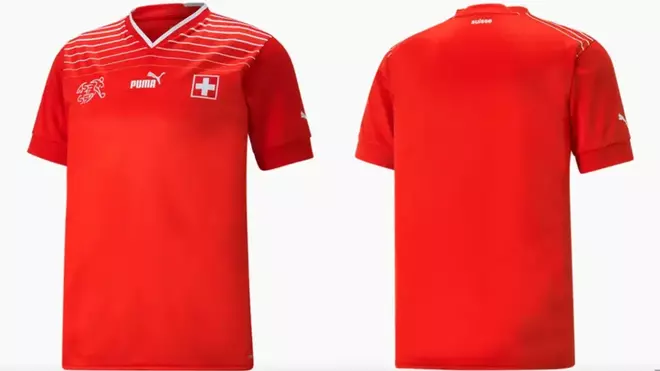 Suiza (local): El combinado suizo se inspira en la camiseta de la Eurocopa 1996, con líneas frontales en el pecho