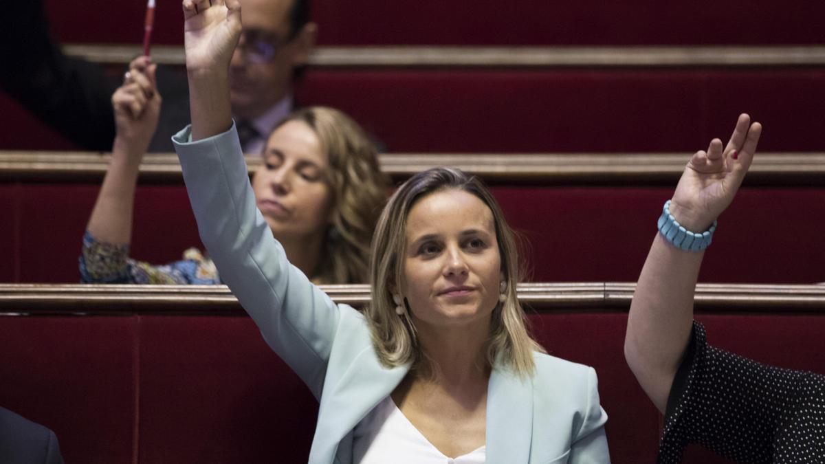 La concejala Paula Llobet vota en un pleno.