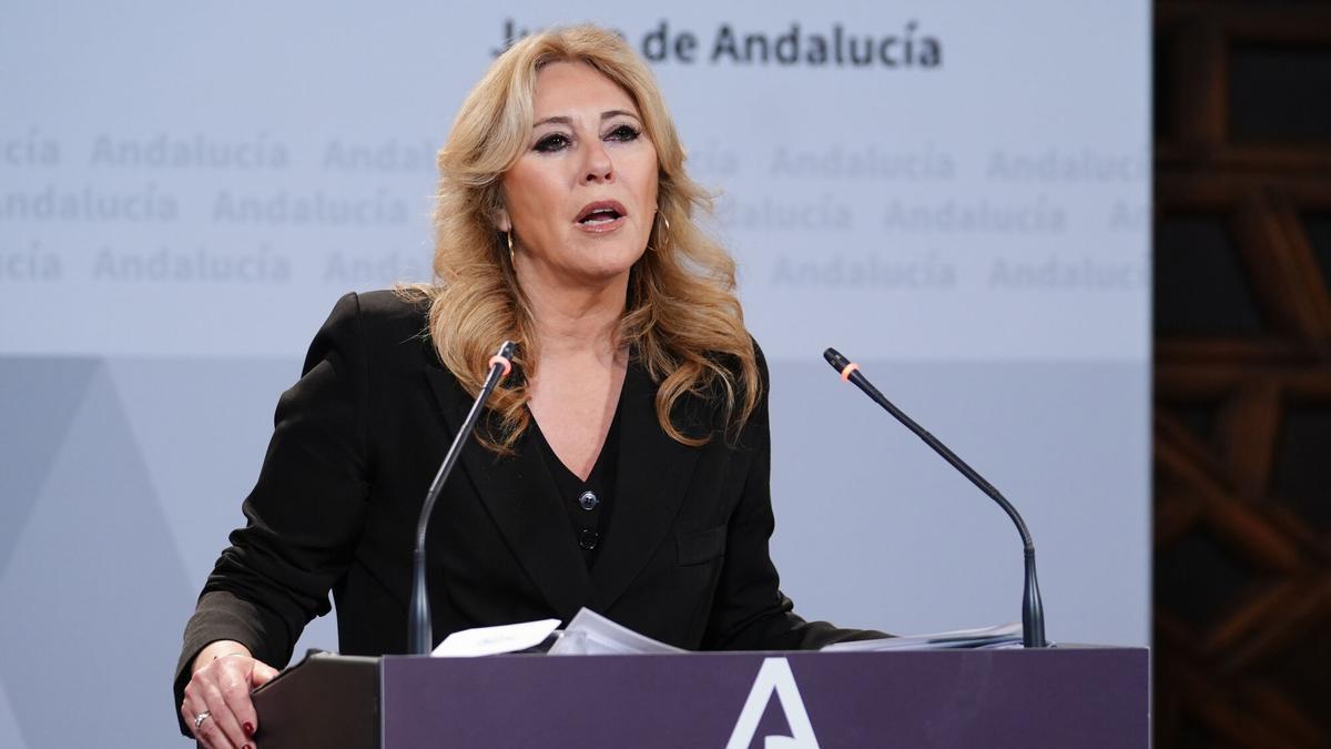 La consejera de Economía, Hacienda y Fondos Europeos y portavoz del Gobierno, Carolina España, interviene durante la rueda de prensa posterior al Consejo de Gobierno