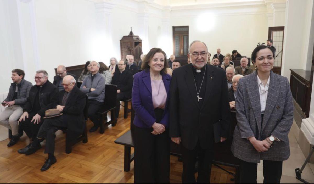De pie, por la izquierda, Otilia Requejo, Jesús Sanz y Lucía Riesgo, en el Palacio Arzobispal de Oviedo. | MARIO CANTELI