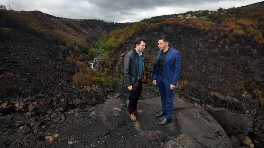 Gonzalo Caballero y Andrés Díaz, en la zona quemada. // G.S.