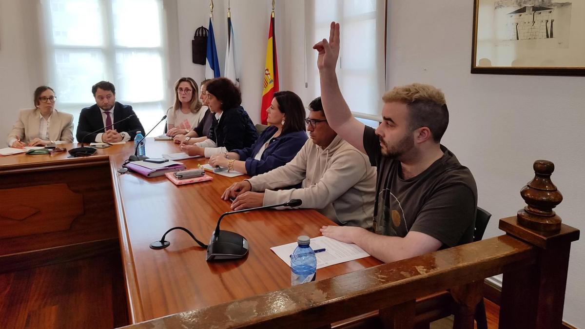 Daniel Chapela levanta la mano durante la celebración de la última sesión plenaria en Bueu.