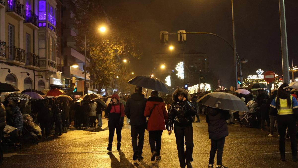 Trasehúntes bajo la lluva en la avenida Príncipe de Asturias.