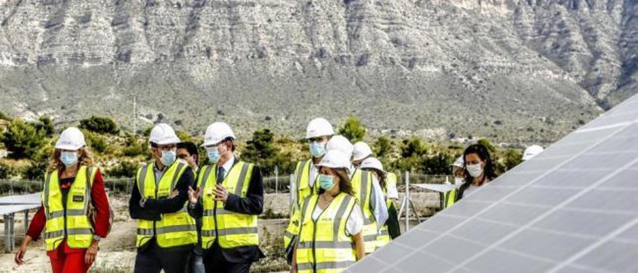 Puig anuncia en Xixona un decreto para facilitar la instalación de plantas solares