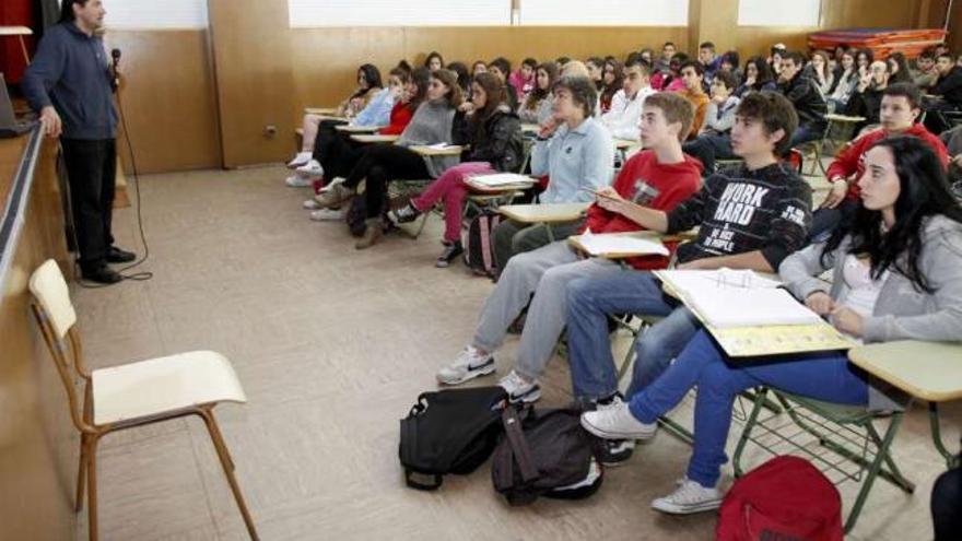 Alfredo López, de Cemma, ofreció ayer una charla sobre el &quot;Prestige&quot; en el IES Escolas Proval.  // J. Lores