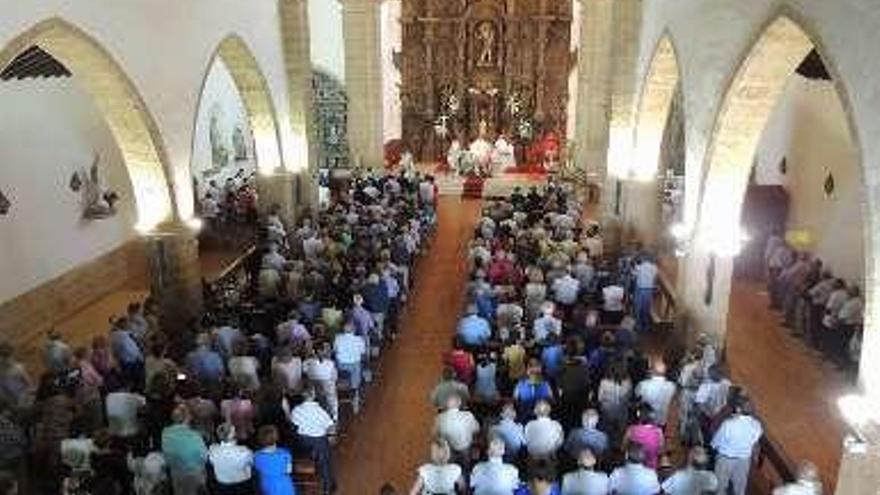 La iglesia se llenó durante el oficio.