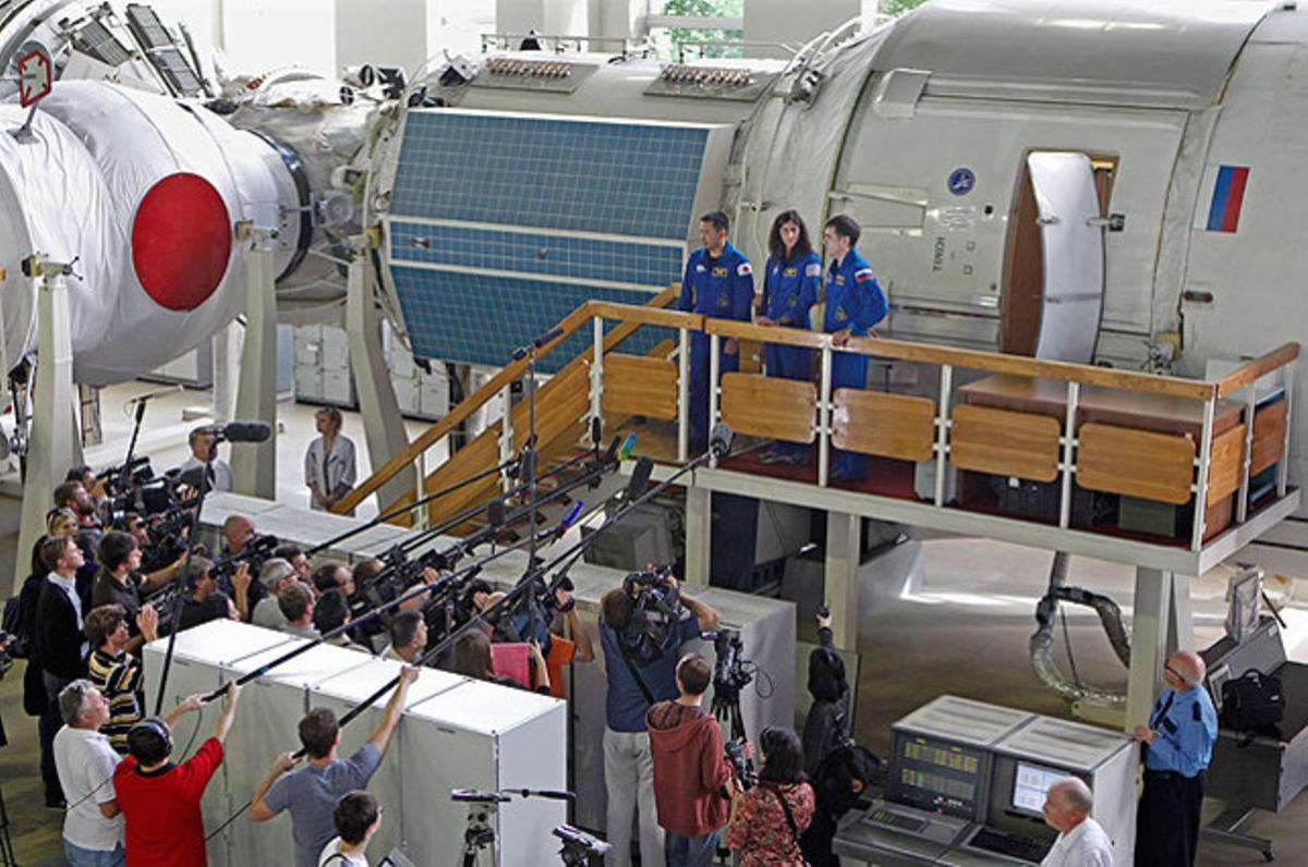 El cosmonauta Iuri Malentxenko (Rússia), dreta, Sunita Williams (EUA), centre, i Akihiko Hoshide (Japó) parlen amb la premsa a la Ciutat de les Estrelles (Rússia), abans del seu examen final pel seu viatge a l’Estació Espacial Internacional al juliol.