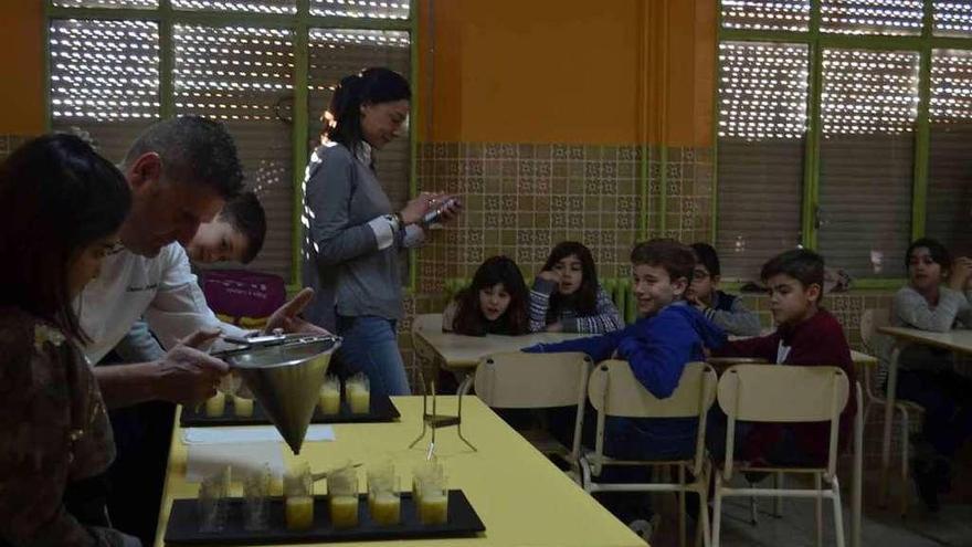 Oscar Pérez prepara las piñas coladas para la degustación por los alumnos del Virgen de la Vega.