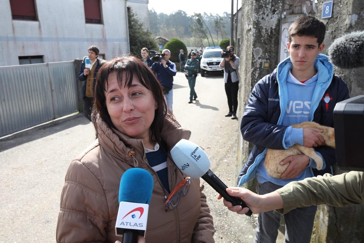 La mujer, con su hijo detrás, habla con los medios