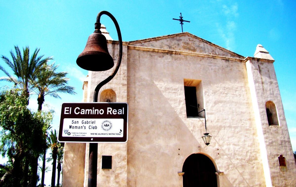 Una de las campanas de 1906, en la misión de San Gabriel, en el Camino Real de California.