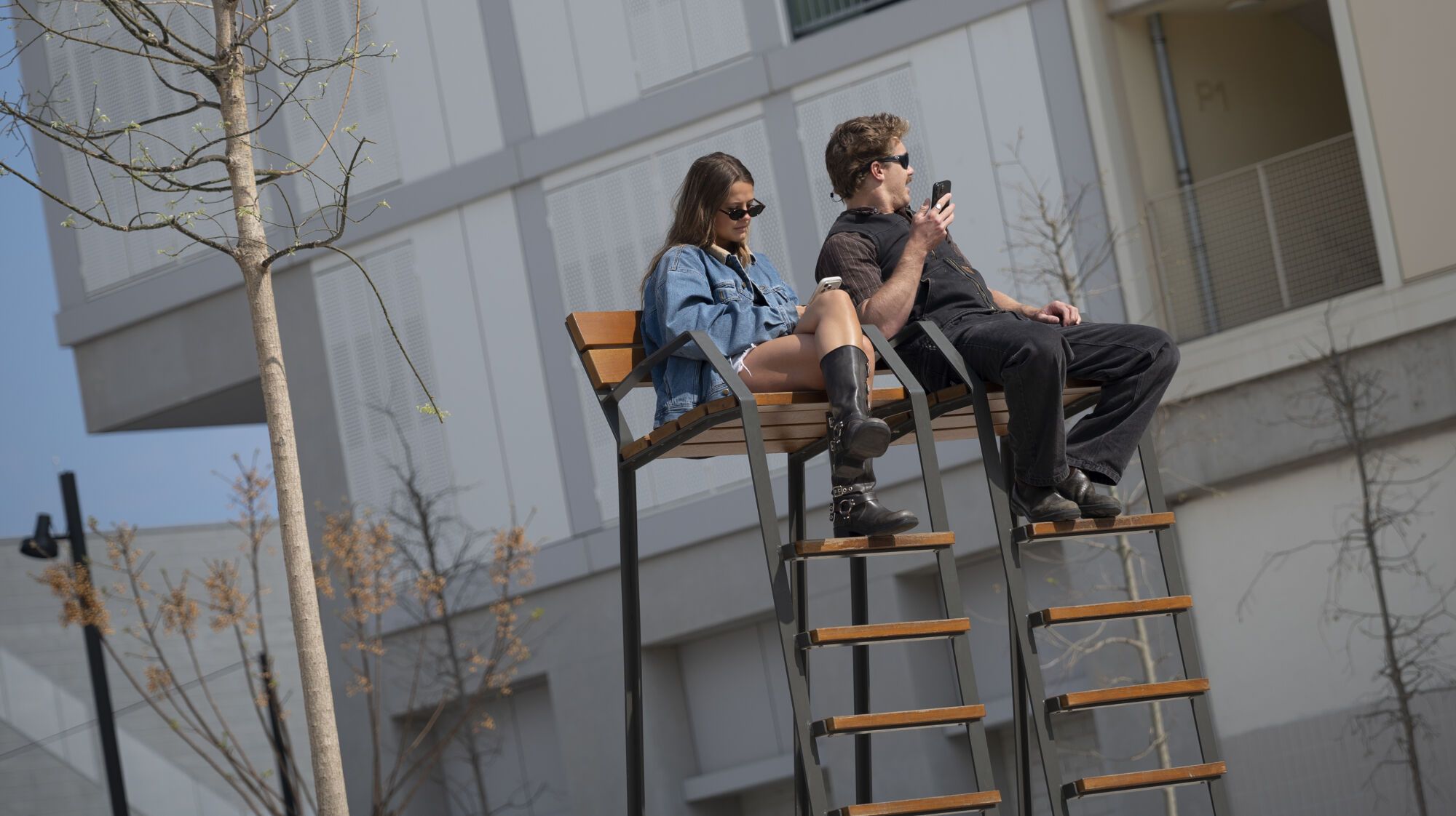 Barcelona diversifica el mobiliario en sus calles: bancos, sillas, tumbonas y mucho más