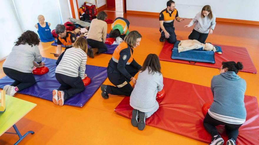 Voluntarios de Protección Civil y docentes, durante el curso. |   // L.O.