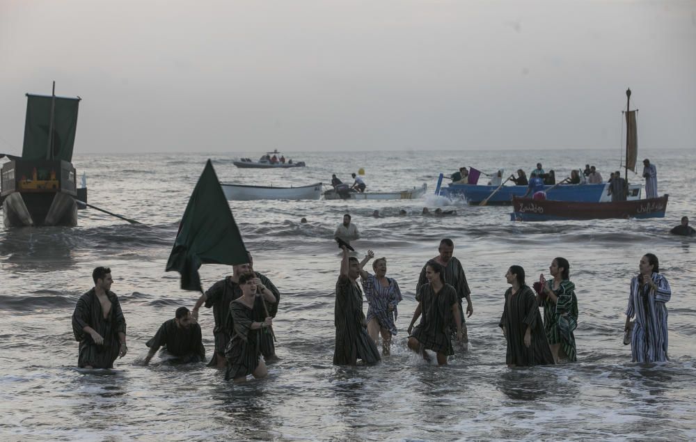 Un espectacular Desembarco al alba da inicio a los Moros y Cristianos en El Campello