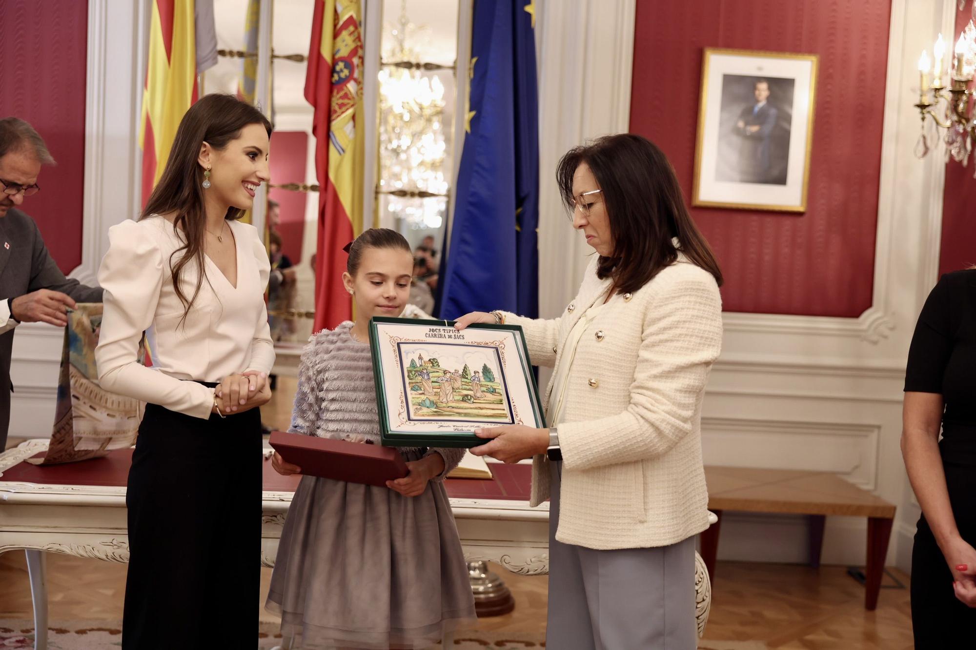 Les Corts Valencianes se abren para Marina y Maria Estela