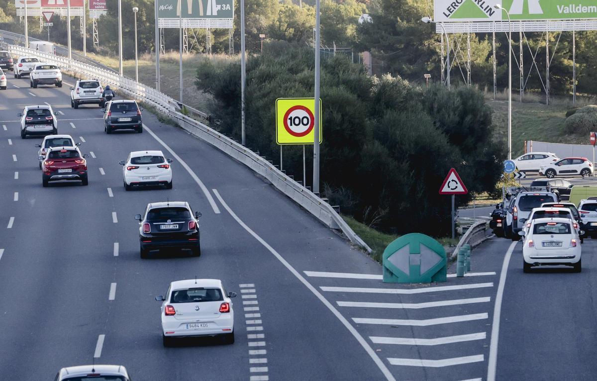 La Vía de Cintura de Palma con las nuevas señales que limitan la velocidad a 100 kilómetros por hora