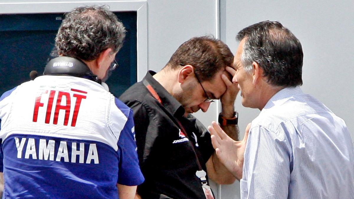 El mánager del piloto Jorge Lorenzo, Daniel Amatraín, y el médico Xavier Mir, tras la caída de Jorge Lorenzo en el Circuito de Montmeló en 2008