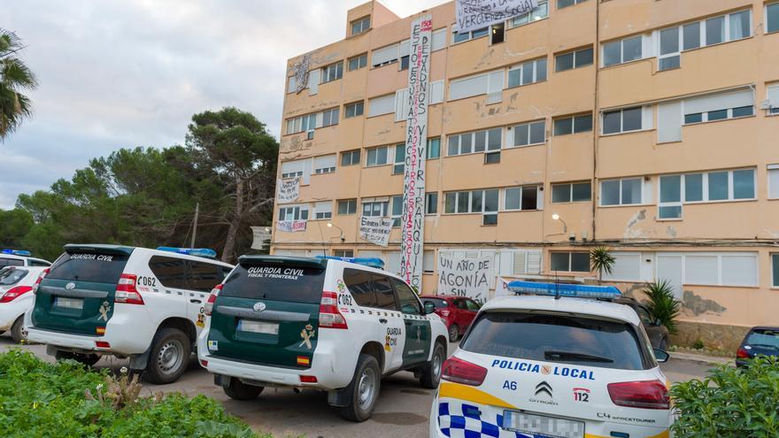 Varios vehículos de Guardia Civil y Policía en el desalojo forzoso de las familias que viven en los apartamentos Don Pepe.