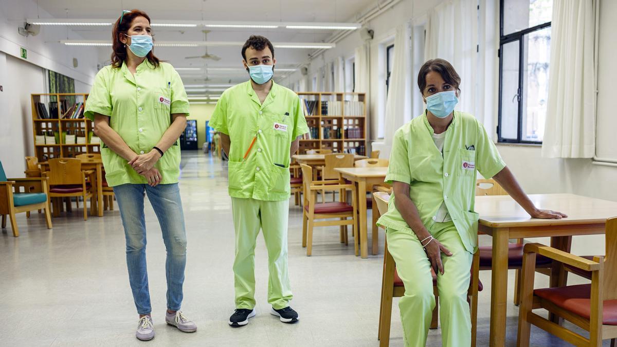 Núria Moscoso, Ángel Vázquez y Esther Carpio, tres trabajadores de la residencia Respir de la Diputació de Barcelona.