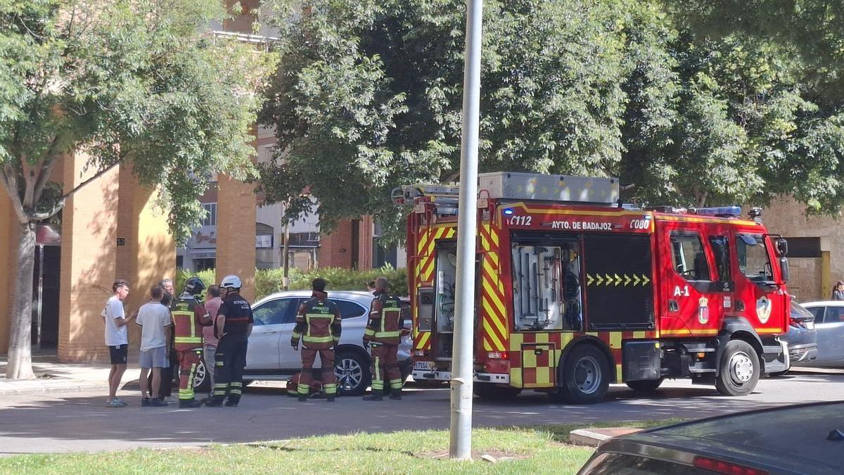 Vehículo de mando de los bomberos y agentes en Godofredo Ortega Muñoz tras el incendio registrado este miércoles en una vivienda.