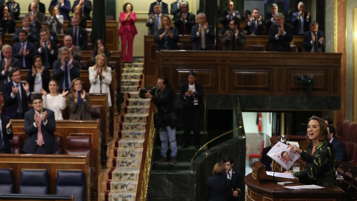 La portavoz del PP Cuca Gamarra (d), durante el pleno extraordinario del Congreso de los Diputados.