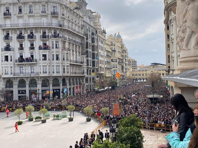 Detalles de la "mascletà" del día 27: llenazo, mareona verde y visita desde Bocairent
