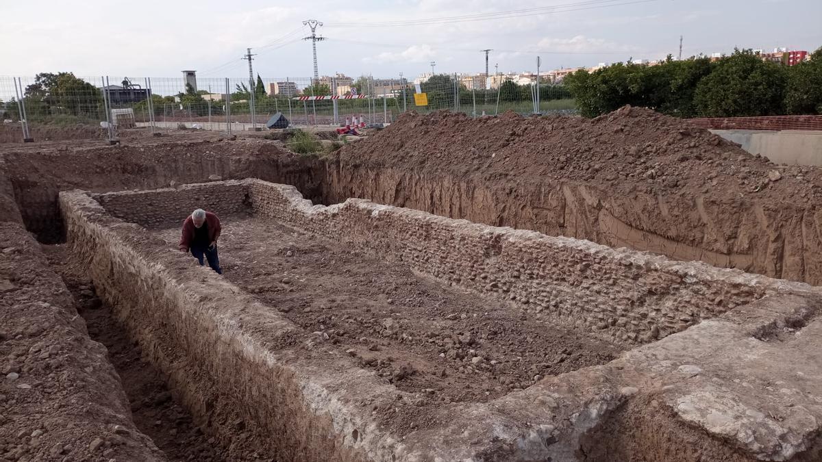 La balsa hallada tras unas obras de la Emshi en la huerta de Paterna.