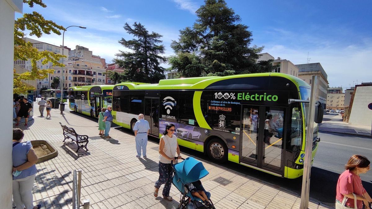Un autobús urbano en la parada de la plaza de la Libertad.