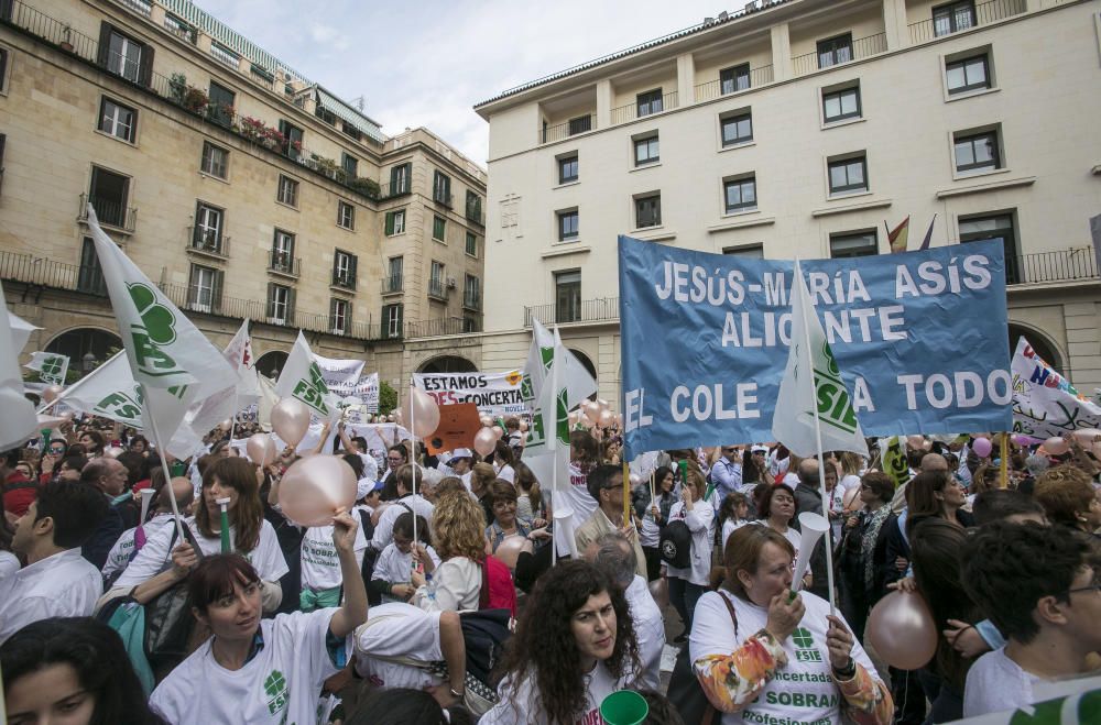 Manifestación en contra de los recortes de aulas en la enseñanza concertada