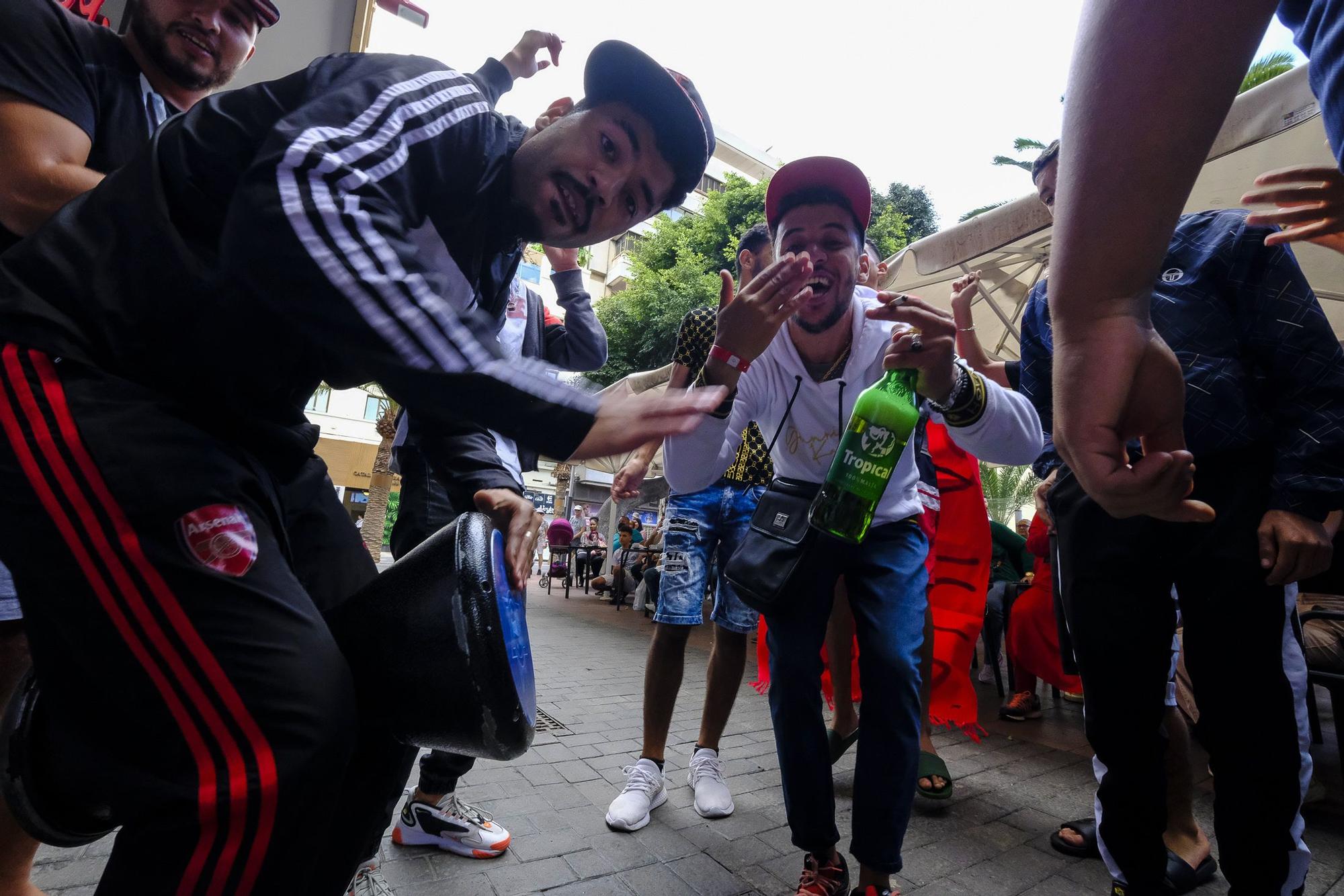 Aficionados de Marruecos celebrando en Gran Canaria la histórica victoria ante Portugal