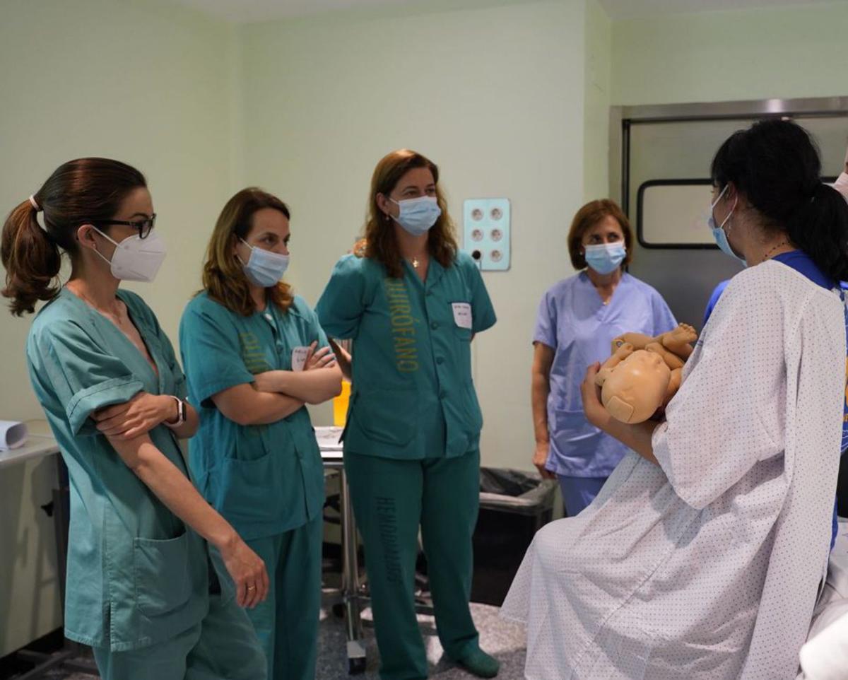 Por la izquierda, las sanitarias Marta Telenti, Noelia Pérez, Eva Oviedo, Ana Álvarez y Amelia Sanz, ayer, durante el taller. | Irene Sirgo