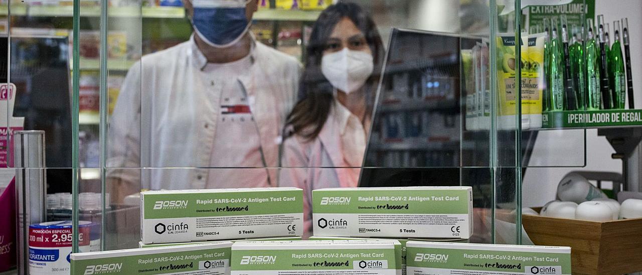 Personal de una farmacia muestra los test de autodiagnóstico a la venta sin receta desde hoy. |   // BRAIS LORENZO