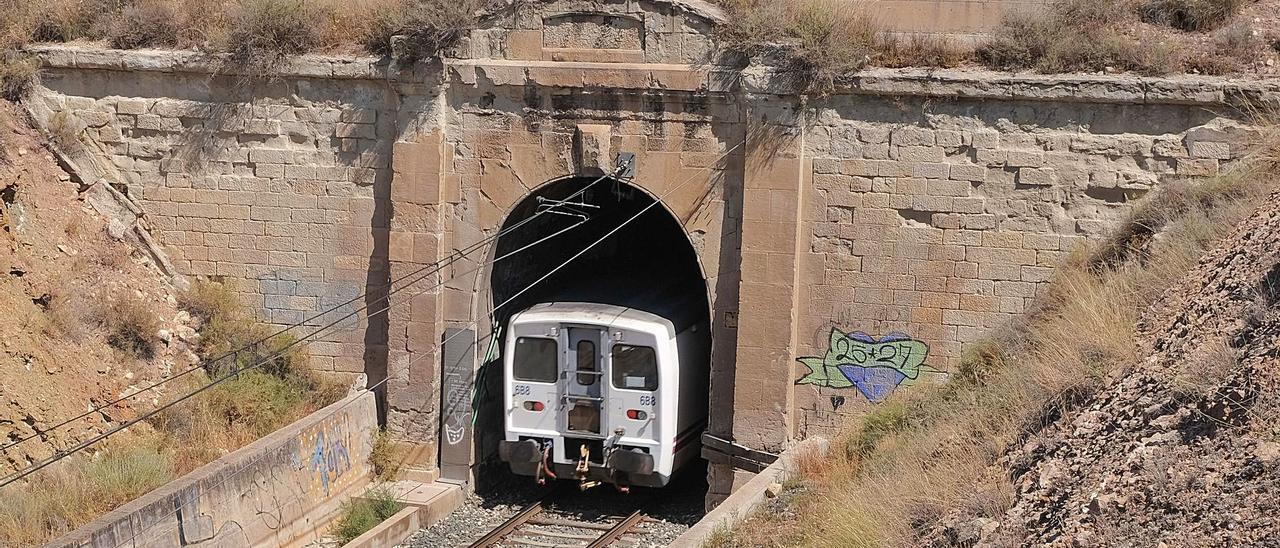 El túnel de La Torreta es el único de la línea férrea entre Madrid y Alicante y fue el de mayor longitud de España cuando se construyó. | ÁXEL ÁLVAREZ