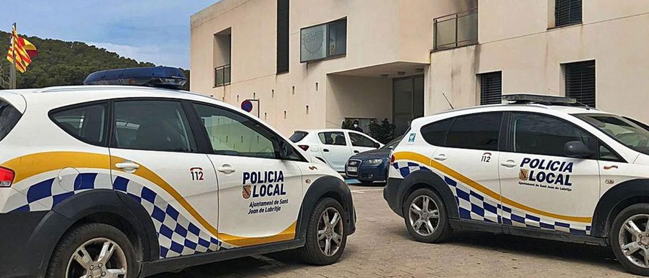 Dos coches de la Policía Local de Sant Joan en la entrada del retén, ayer.