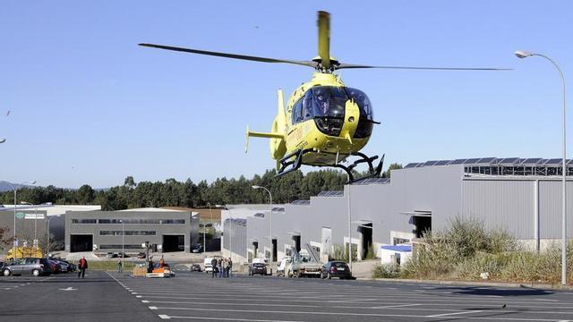 Operativo por un accidente laboral en el polígono Lalín 2000. | BERNABÉ/JAVIER LALÍN