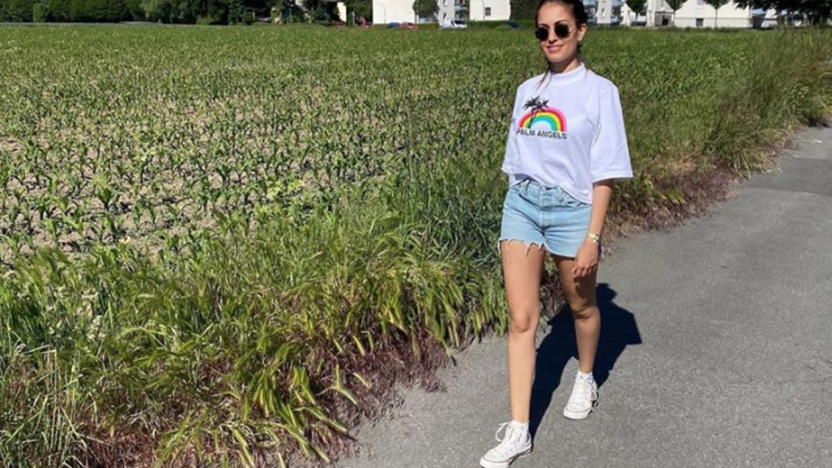 Así lleva Hiba Abouk los shorts vaqueros, los pantalones cortos más básicos  de la temporada con zapatillas Converse - Woman