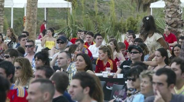 La afición zaragozana apoya a España en su debut en Las Playas