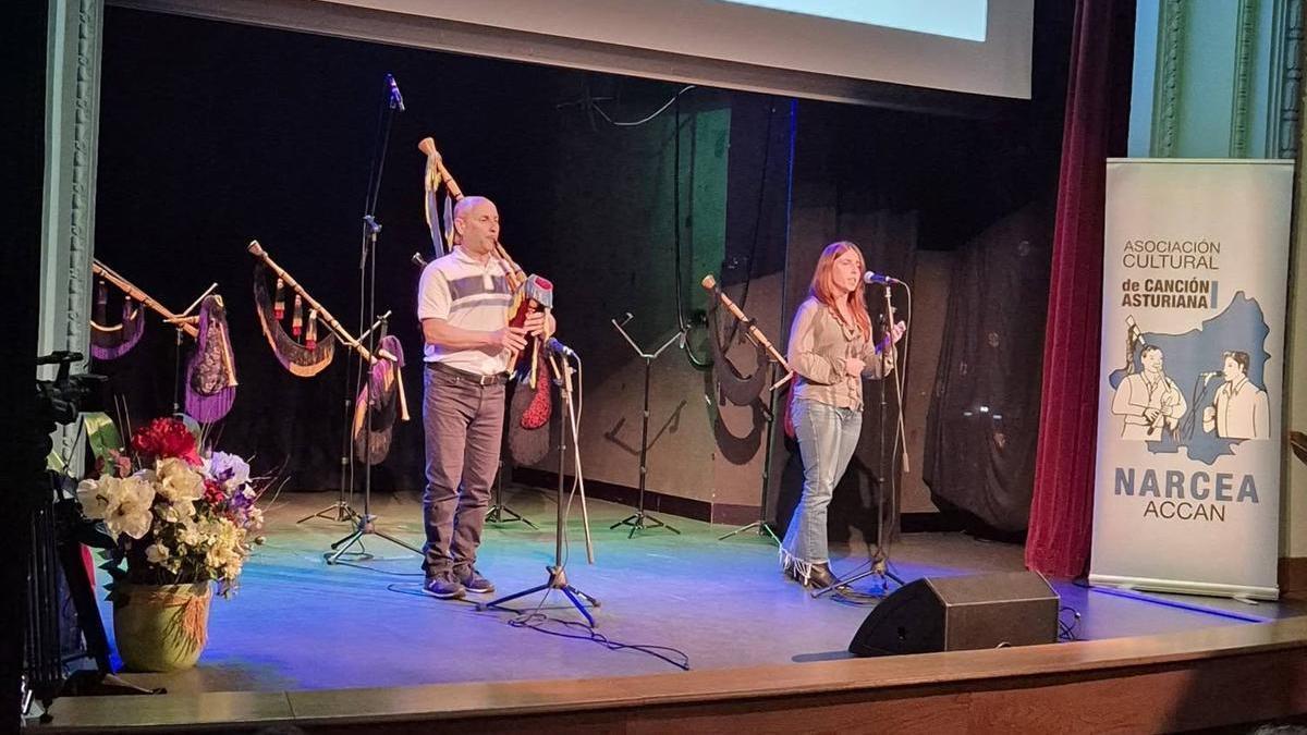 Una actuación de la final del concurso en el teatro Toreno.