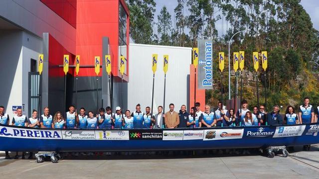 Remeros de las traineras masculina y femenina de la SD Tirán, en una reciente visita a su patrocinador.