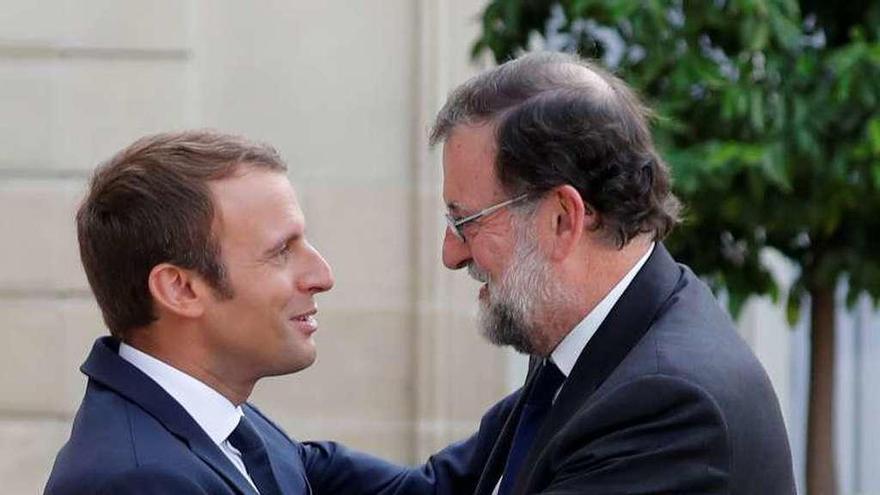 Emmanuel Macron recibe a Mariano Rajoy en el Elíseo.