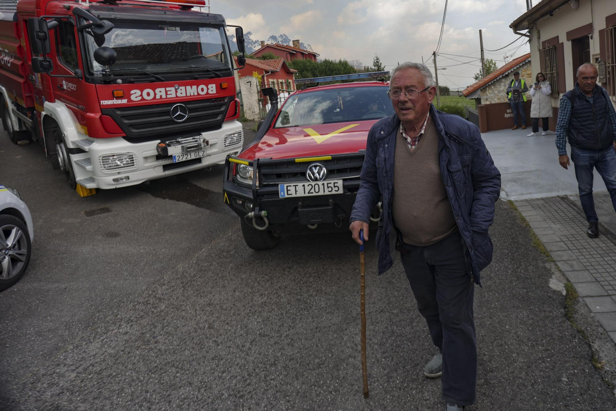 La lucha contra las llamas en el monte Naranco