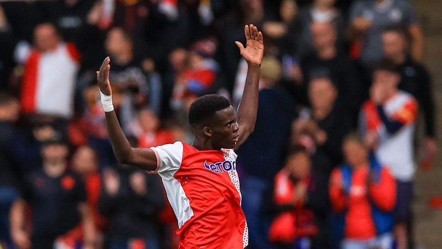 Mbodji lleva dos partidos con el Praga.. ¡Y ya marca dobletes!