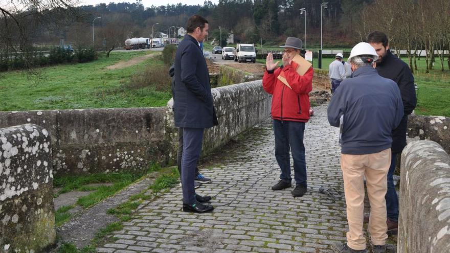 Levantarán todo el adoquín del puente de Pontevea para destapar la calzada original