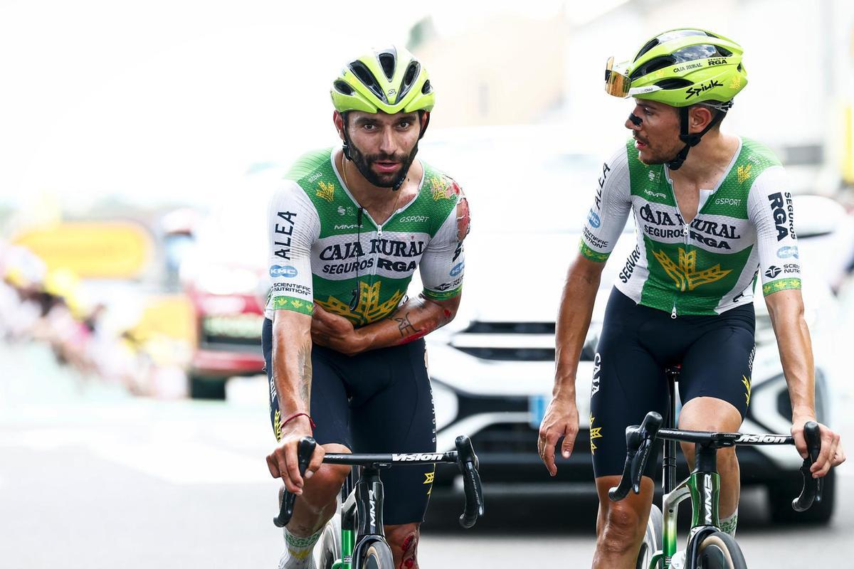 Gaviria cruza la meta dolorido por la caída.