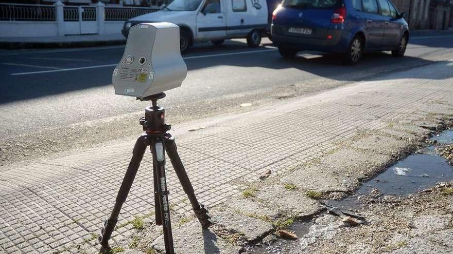 Un radar captando posibles infracciones en un tramo de carretera de Lérez, Pontevedra. // Rafa Vázquez