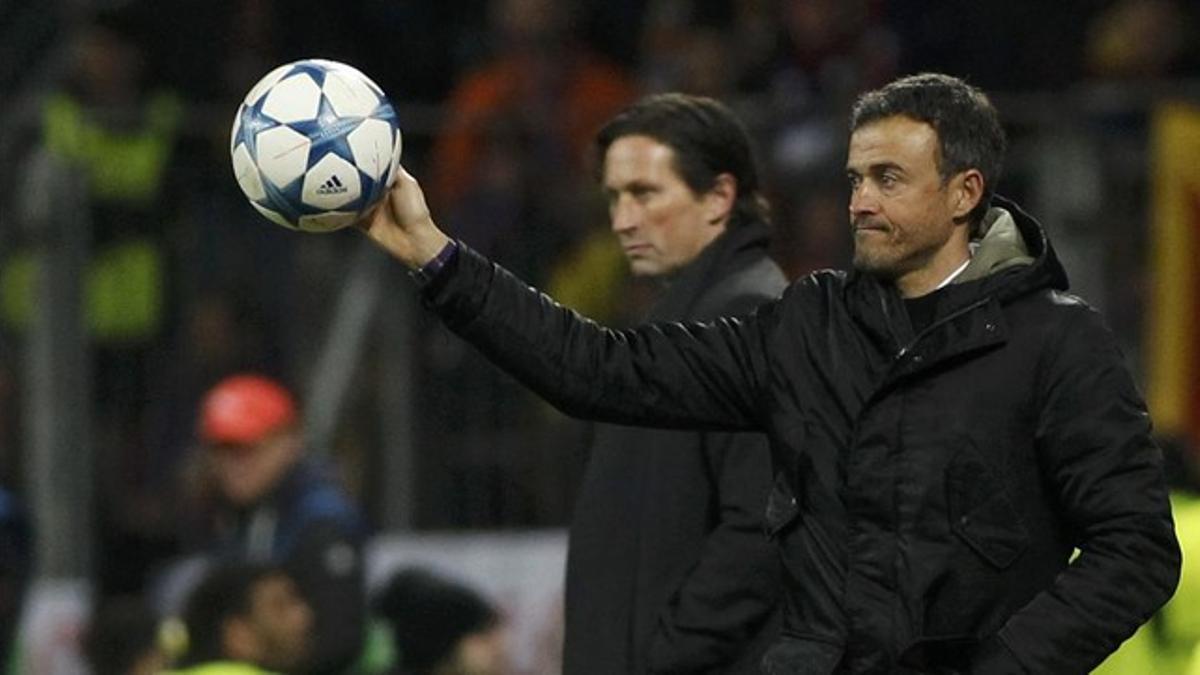 Luis Enrique ofrece el balón a un jugador del Leverkusen.